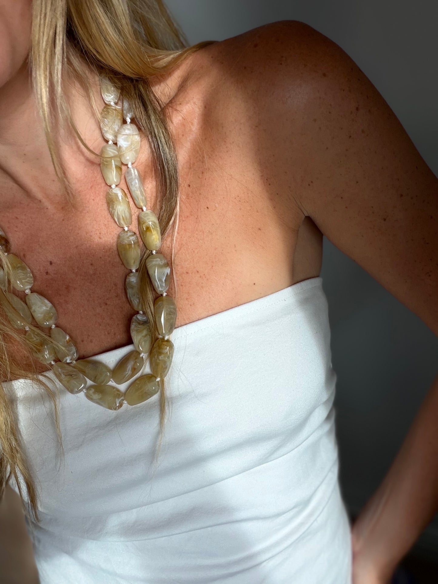 Collar piedras beige largo