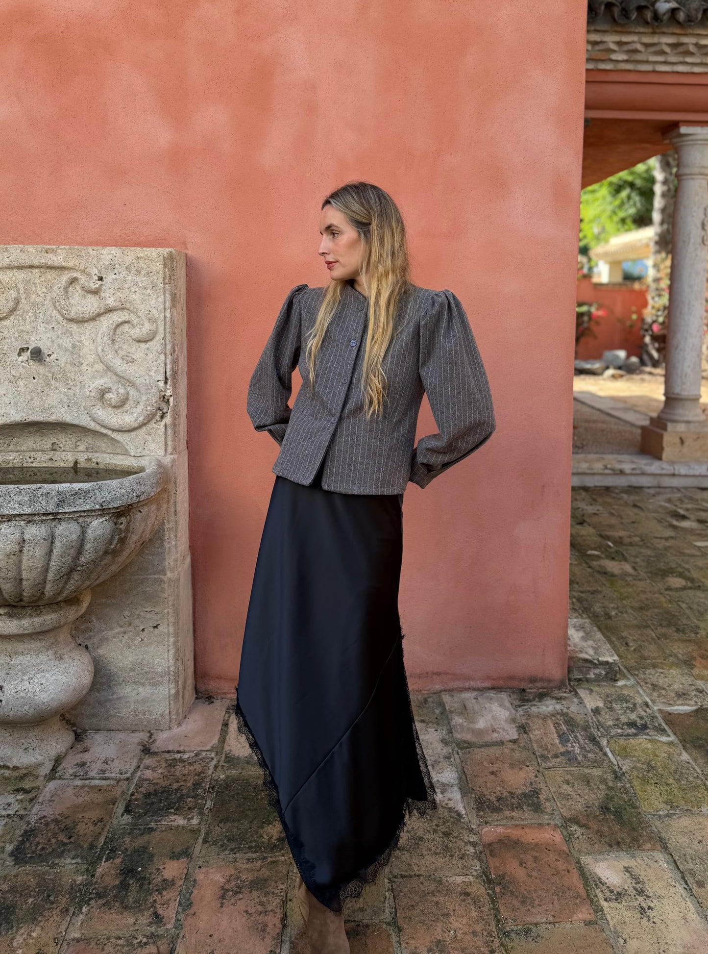 Falda raso asimétrica negra