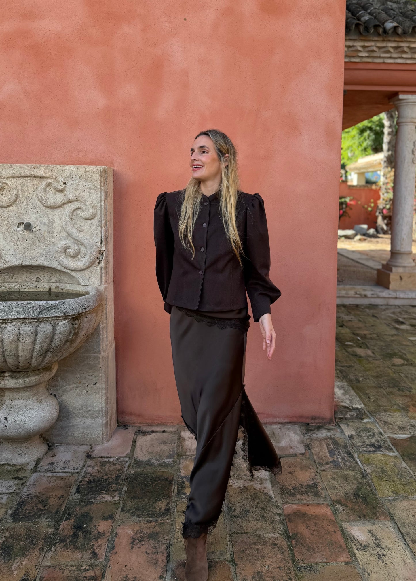 Falda raso asimétrica marrón