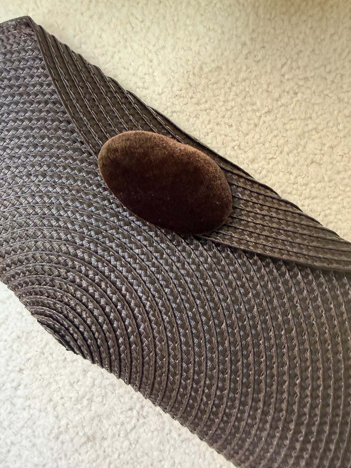 Cartera chocolate con botón de terciopelo
