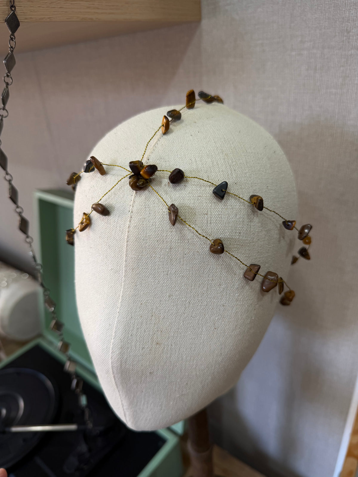 Casquete piedras marrón