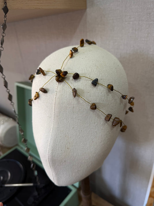 Casquete piedras marrón