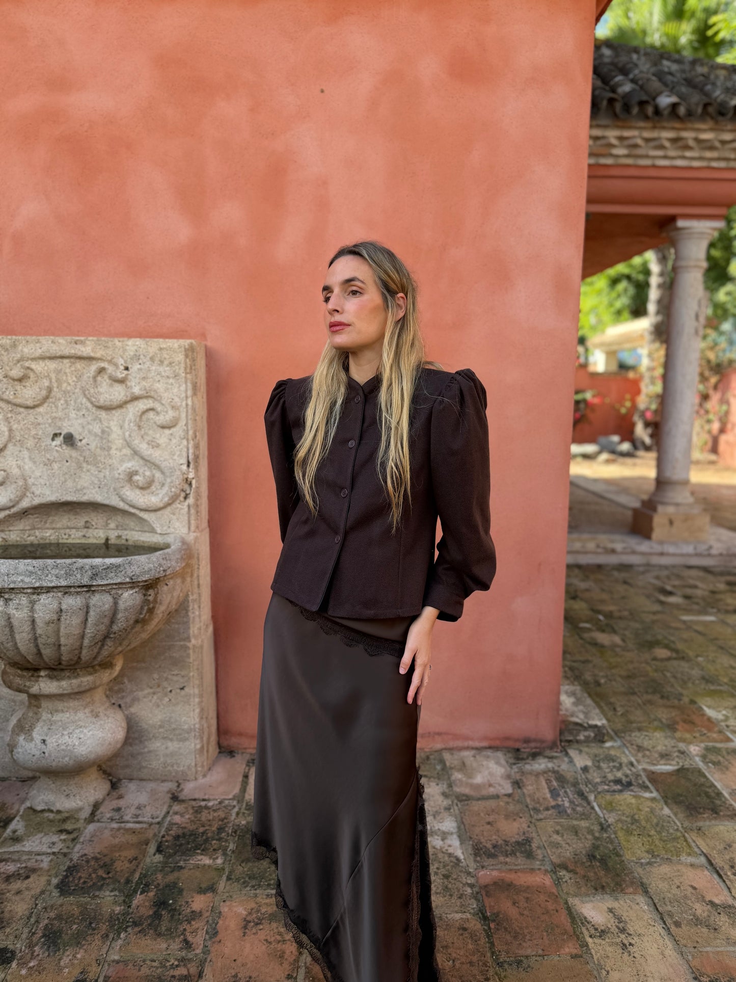 Falda raso asimétrica marrón