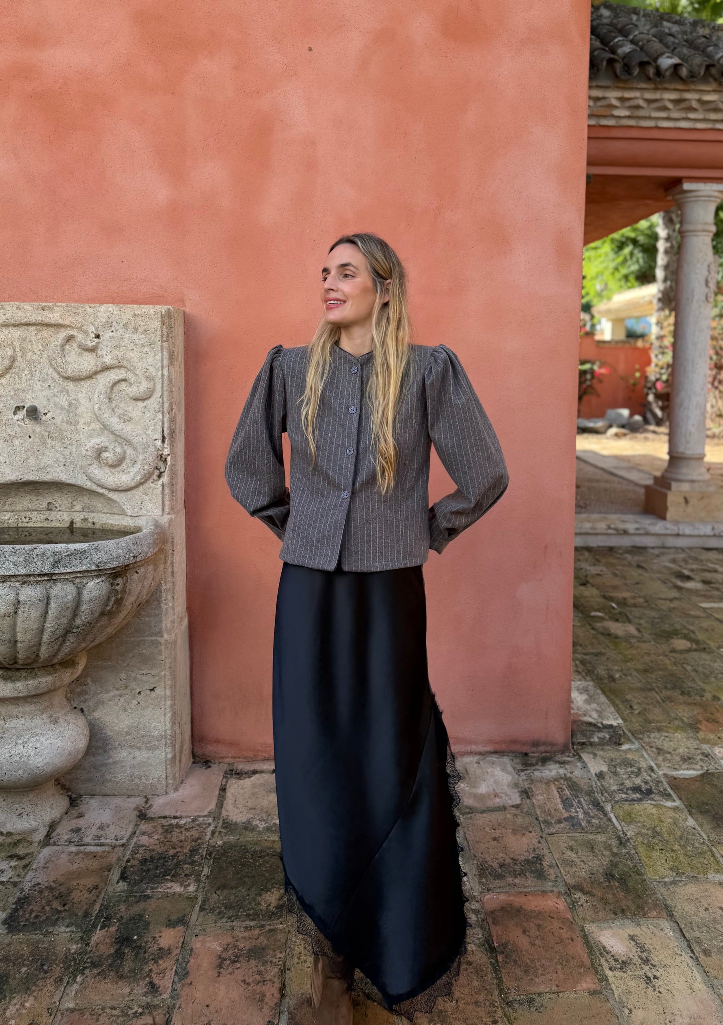 Falda raso asimétrica negra