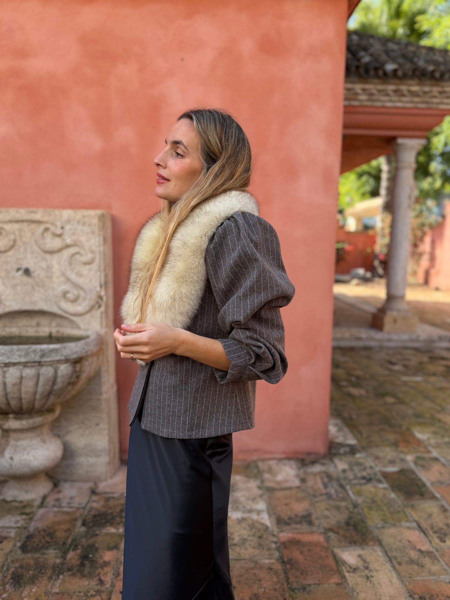 Falda raso asimétrica negra